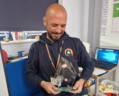Winner Simon Smith with his award.