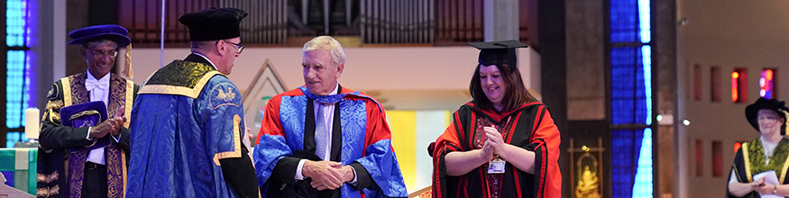 Honorary professor receives award on the stage at graduation