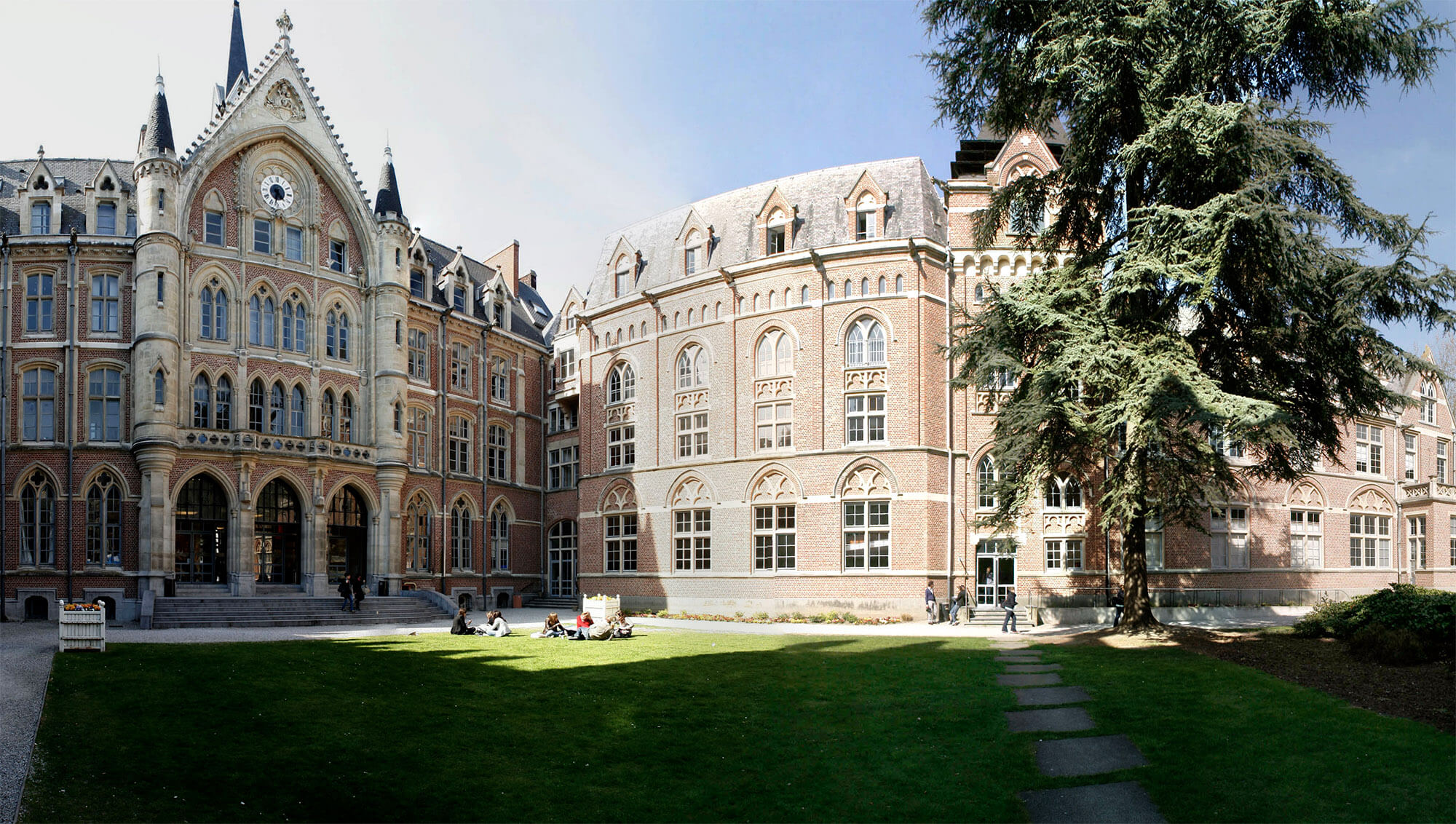 Lawn and front entrace of Lille Catholic University